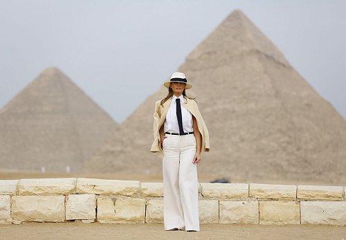 Eine Solo-Afrika-Reise der damaligen First Lady blieb eher als Bilderstrecke verschiedener Outfits in Erinnerung. (Archivbild) - © -/dpa