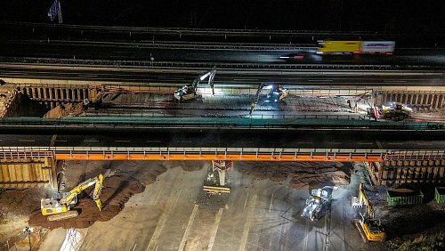 Bagger und andere Baumaschinen sind bei Abbrucharbeiten an der A45 im Einsatz. Am Westhofener Kreuz wurde die Autobahn gesperrt. - © Alex Talash/dpa