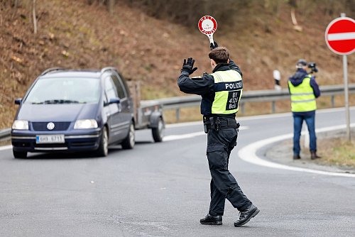 Seit September gibt es stationäre Kontrollen an allen deutschen Landgrenzen. (Archivbild) - © Daniel Löb/dpa