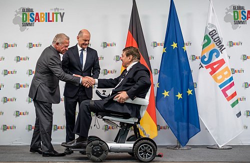 Nawaf Kabbara, Präsident des Weltverbandes der Selbstvertretungsorganisationen von Menschen mit Behinderungen, wies auf wachsende Unsicherheit in einer Zeit vieler Krisen und Kriege sowie wegen Finanzierungskürzungen hin. - © Michael Kappeler/dpa