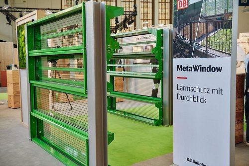 Entlang der Hamburger S-Bahn-Strecke der S4 verbaute die Bahn probeweise erstmals durchsichtige Lärmschutzwände (Archivbild) - © Dominic Dupont/Deutsche Bahn AG/dpa