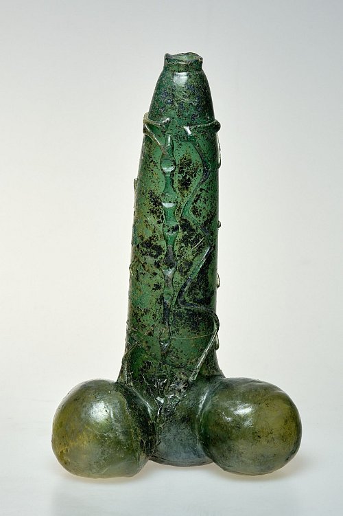 Auf dem vom Düsseldorfer Kunstpalast zur Verfügung gestellten undatierten Bild ist ein grüner Glas-Phallus aus dem 16. Jahrhundert zu sehen. Das Objekt ist Teil der Ausstellung «Sex Now» im NRW-Forum. - © Kunstpalast Düsseldorf/dpa