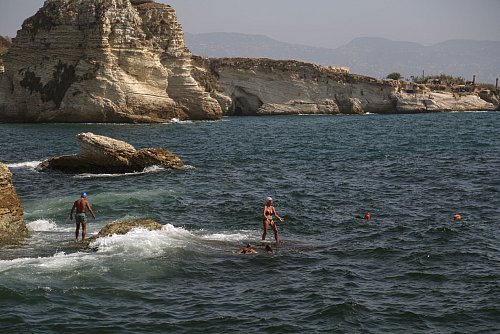 Die Wasserqualität an privaten Beachclubs ist oft besser, da hier keine Abwässer abgeführt werden. - © Marwan Naamani/dpa