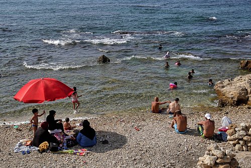 Viele Familien im Libanon gehen trotz verschmutztem Wasser an den wenigen öffentlichen Stränden baden, weil sie sich die privaten Resorts nicht leisten können. - © Marwan Naamani/dpa