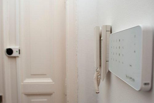 Per Keypad und Smarthome gesteuert: Alarmanlagen können den mechanischen Einbruchsschutz sinnvoll ergänzen. - © Klaus-Dietmar Gabbert/dpa-tmn