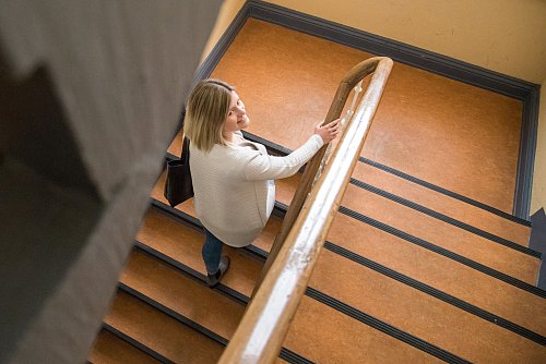 Kleine Trainingseinheit: Treppensteigen stärkt die Muskulatur in Oberschenkeln, Waden und Po. - © Christin Klose/dpa-tmn