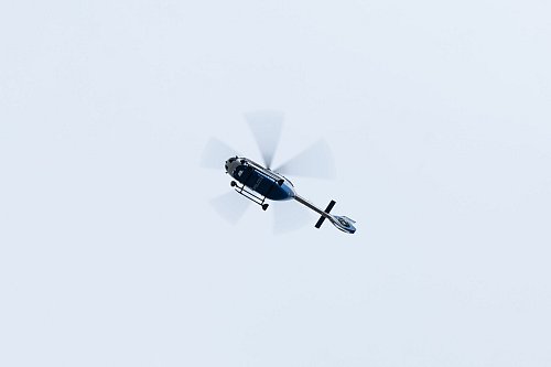 Bei der Suche nach dem Zweijährigen kam auch ein Hubschrauber zum Einsatz. (Symbolfoto) - © Silas Stein/dpa