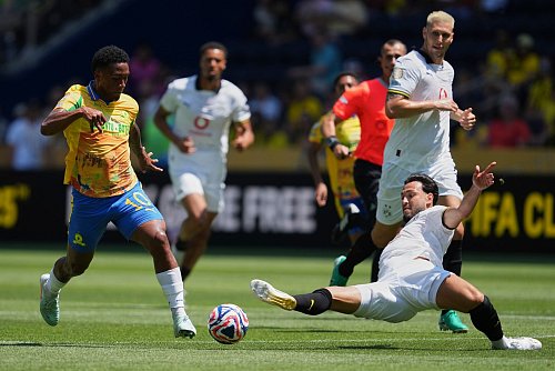 Ramy Bensebaini grätschte vor dem 0:1 ins Leere. - © Jeff Dean/FR171800 AP/AP/dpa