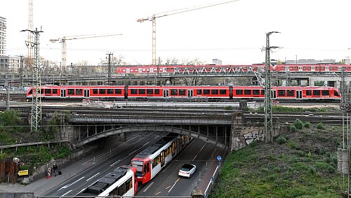 Viele Pendler nutzen das Deutschlandticket. (Archivbild) - © Roberto Pfeil/dpa