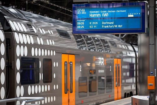 Trotz Preiserhöhung bleiben die Nutzerzahlen des Deutschlandtickets auf hohem Niveau. (Archivbild) - © Thomas Banneyer/dpa