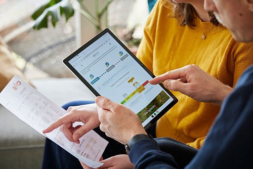 Besteht Handlungsbedarf? Wer eine sehr hohe Betriebskostenabrechnung hat, kann diese mit Hilfe von Online-Tools genauer unter die Lupe nehmen. - © Marc Beckmann/co2online/dpa-tmn