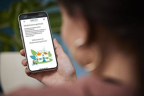 Wer über eine Modernisierung nachdenkt, kann sich online erste Vorschläge zu Maßnahmen einholen - etwa der gemeinnützigen Plattform co2online. - © co2online/dpa-tmn