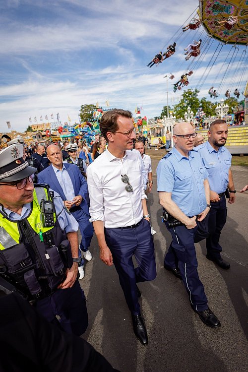 NRW-Ministerpräsident Wüst auf Pützchens Markt: Jedes sichergestellte Messer bedeute eine potenzielle Gefahr weniger. - © Ralph Sondermann/Land NRW/dpa