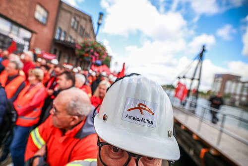 Die Beschäftigten von Arcelormittal in Duisburg haben im Innenhafen für den Erhalt ihrer Arbeitsplätze demonstriert. Das Unternehmen hatte im Juni seine Investitionspläne für das Duisburger Werk auf Eis gelegt. - © Christoph Reichwein/dpa