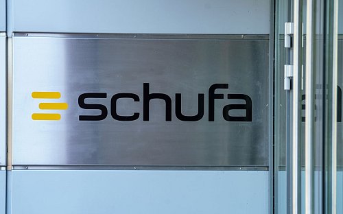 Wer eine Wohnung mieten will, braucht in den meisten Fällen eine Schufa-Auskunft ohne negative Einträge. (Archivbild) - © Andreas Arnold/dpa