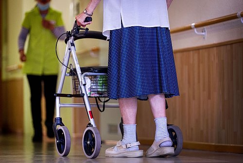 Wer in der Altenpflege arbeitet, soll künftig mehr verdienen. (Archivbild) - © Jens Büttner/dpa