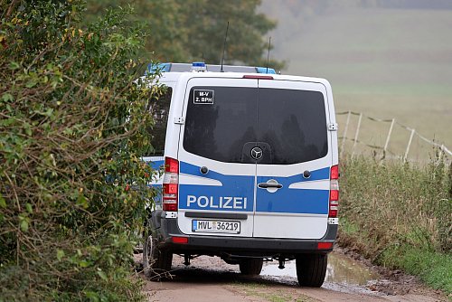 Mit großer Anstrengung suchte die Polizei nach dem Jungen. - © Bernd Wüstneck/dpa