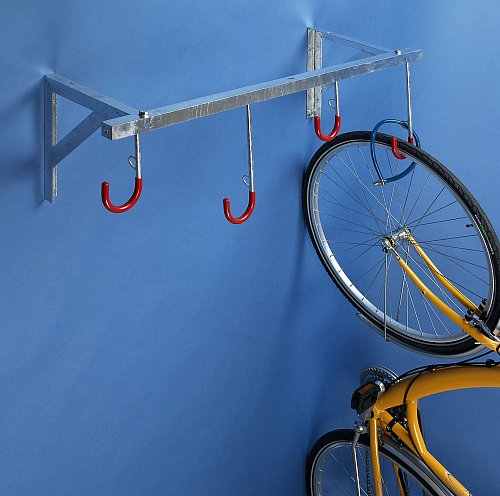 Hängepartie: Hier wird die Vorderfelge an einem Haken an der Wand gehalten, um das Fahrrad senkrecht stellen zu können. - © WSM/pd-f/dpa-tmn