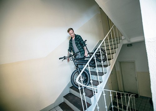 Nachteil am Fahrrad in der Wohnung: Je nach Etage fallen mehr oder weniger anstrengende Auf- und Abstiege an. - © www.winora.de/pd-f/dpa-tmn