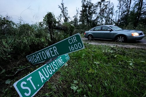 Heftiger Wind brachte Zerstörung. - © Mike Stewart/AP/dpa