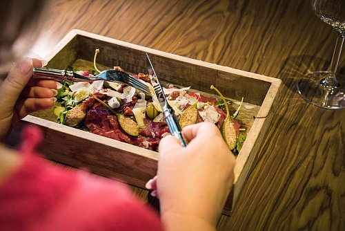Die verschiedenen Texturen und Aromen von Salatblättern, Vinaigrette, Filetstreifen und den Toppings aus Oliven, Kapernäpfeln, getrockneten Tomaten und Parmesanhobel sorgen für eine Geschmacksexplosion im Mund. - © Christin Klose/dpa-tmn