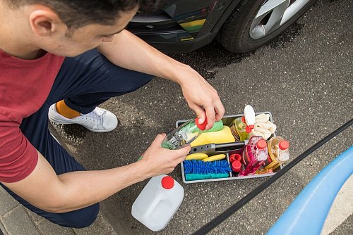 Kanister, Sprühflaschen, Tuben: Kunststoffverpackungen von Reinigungsmitteln kommen in der Regel in die Gelbe Tonne. - © Christin Klose/dpa-tmn