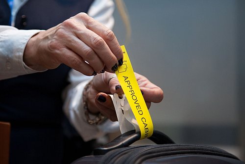 Nicht zu schwer, nicht zu groß? Wenn das Handgepäck daraufhin geprüft wurde, bekommt es mitunter so eine Markierung. - © Christin Klose/dpa-tmn