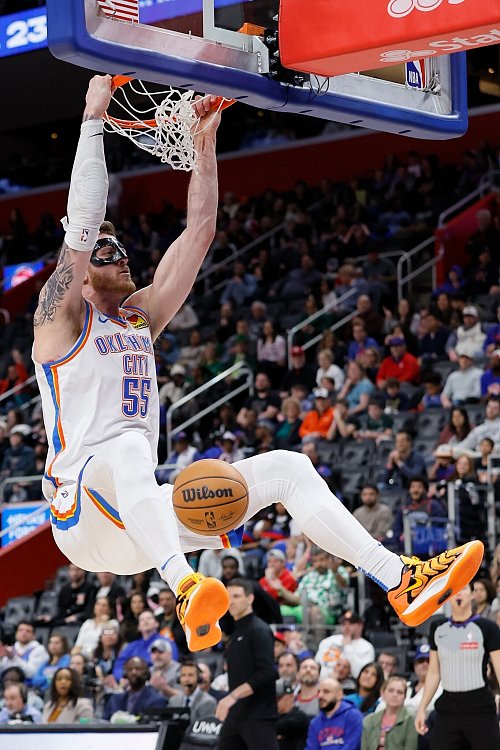 Isaiah Hartenstein (12 Punkte, 10 Rebounds) zeigte sich beim Erfolg der Thunder bei den Pistons wieder stark unterm Korb. - © Duane Burleson/AP/dpa