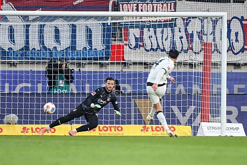 Kevin Diks traf per Elfmeter sicher ins linke Eck. - © Harry Langer/dpa