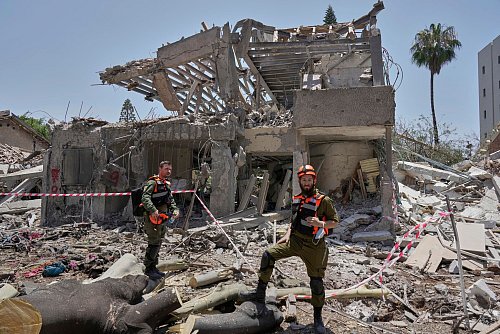 Die iranischen Gegenangriffe richteten schwere Schäden an. - © Bernat Armangue/AP/dpa