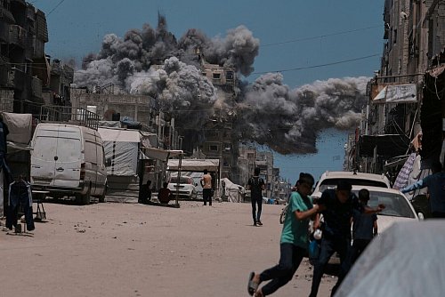 Israels Armee soll die Einsätze in Gaza ausweiten. - © Jehad Alshrafi/AP/dpa