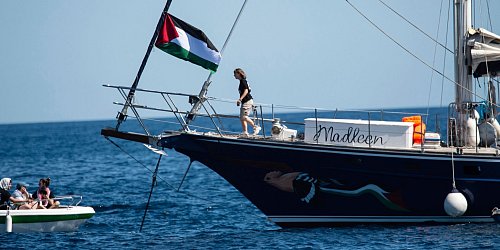 Aktivisten um Greta Thunberg wollen mit Hilfsgütern nach Gaza segeln. - © Salvatore Cavalli/AP/dpa