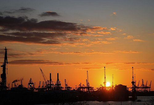 Außenhandelsbilanz im Jahr 2024 mit einem Überschuss von 239,1 Milliarden Euro. (Archivbild) - © Christian Charisius/dpa