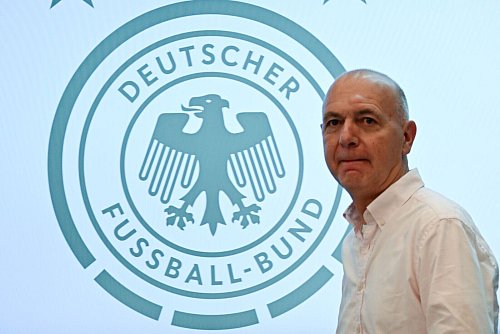 Der Deutsche Fußball-Bund mit Präsident Bernd Neuendorf wird auch für Saudi-Arabien stimmen. - © Federico Gambarini/dpa