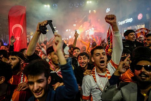 Frankfurt rüstet sich für den Ansturm von Fans des türkischen Meisters Galatasaray Istanbul. - © Emrah Gurel/AP/dpa