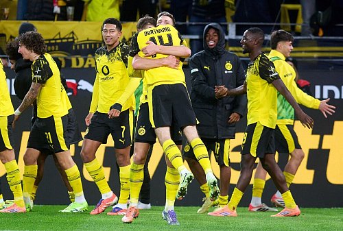 Der Matchwinner muss einstecken: Maximilian Beier wird geherzt von seinen Mitspielern. - © Bernd Thissen/dpa