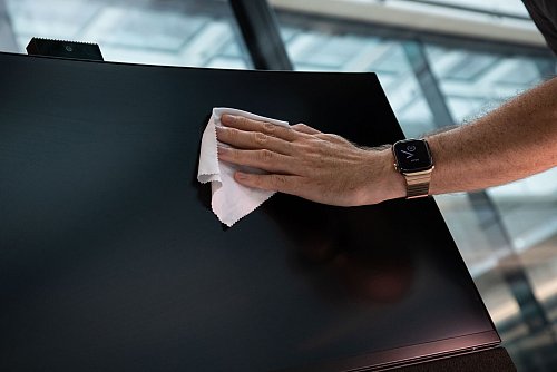 Mikrofasertuch, etwas Spüli-Wasser, Ohrenstäbchen und Druckluftspray: Mehr braucht es nicht, um die digitalen Geräte daheim zu reinigen. - © Christin Klose/dpa-tmn