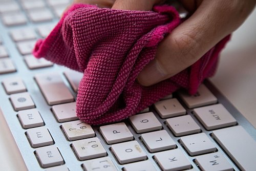 Sorgfältige Tastaturreinigung mit Mikrofasertuch, das vielleicht leicht mit Seifenwasser angefeuchtet ist. - © Christin Klose/dpa-tmn