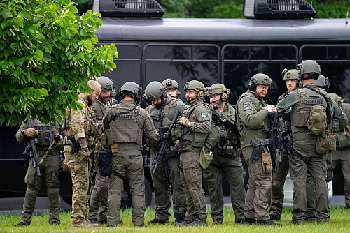 In Minnesota läuft eine großangelegte Fahndung nach dem Schützen - er soll sich als Polizist ausgegeben haben. - © Alex Kormann/Star Tribune/AP/dpa