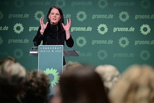 Baerbock meint: Neben Humanität müssen die Grünen auch Härte zeigen im Umgang mit manchen Migranten. - © Sebastian Christoph Gollnow/dpa