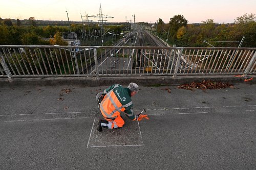 Für die Autobrücke ist Straßen.NRW zuständig. - © Roberto Pfeil/dpa