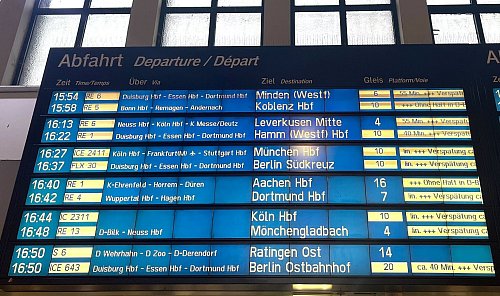 Zwischen Köln und Düsseldorf kommt es aufgrund einer Sperrung zu Beeinträchtigungen im Bahnverkehr. - © Arne Meyer/dpa