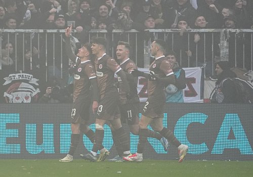 St. Paulis Philipp Treu (l) jubelt nach dem Treffer zum 1:0. - © Marcus Brandt/dpa