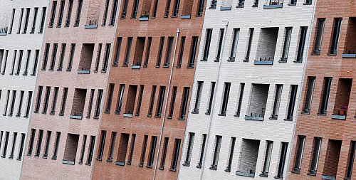 Auch außerhalb der großen Städte zogen die Preise für Wohnimmobilien fast überall an. - © Julian Stratenschulte/dpa