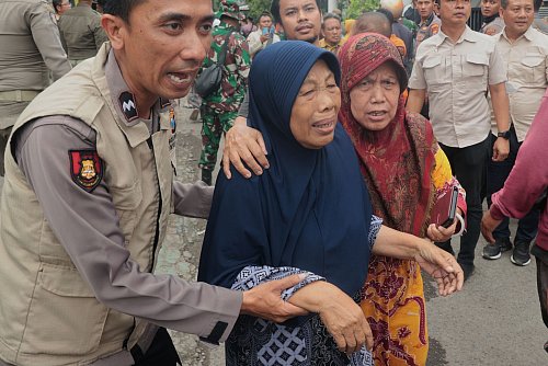 Angehörige bangten um ihre verschütteten Kinder. - © Trisnadi/AP/dpa