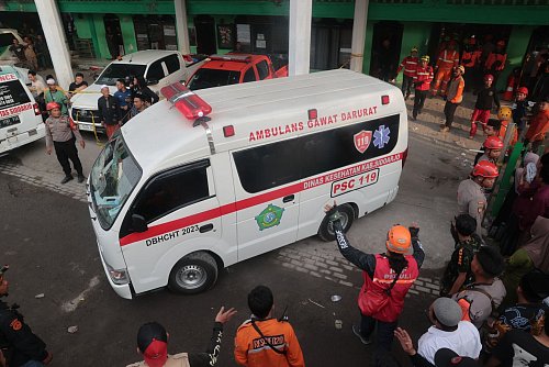 Zahlreiche Krankenwagen waren im Einsatz. - © Trisnadi/AP/dpa