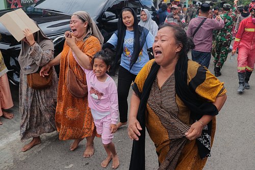 Viele Angehörige waren völlig verzweifelt. - © Trisnadi/AP/dpa