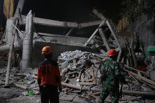 Dutzende Menschen werden noch unter den Trümmern vermisst. - © Trisnadi/AP/dpa