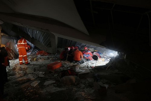 Das Schuldgebäude war erst teilweise fertiggestellt. - © Trisnadi/AP/dpa