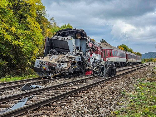 Die Unfallstelle nach dem Zusammenstoß zweier Schnellzüge. - © Kr Pz V Košiciach/TASR/dpa